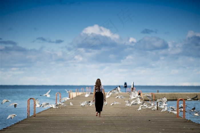 海边的女孩图片