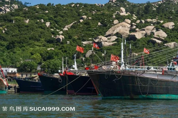 海湾停泊的中国渔船