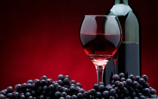 葡萄酒高脚杯玻璃瓶深色背景高清图片下载 葡萄酒高脚杯玻璃瓶深色背景高清图片下载