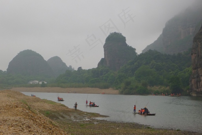 山峰下河流上的船只