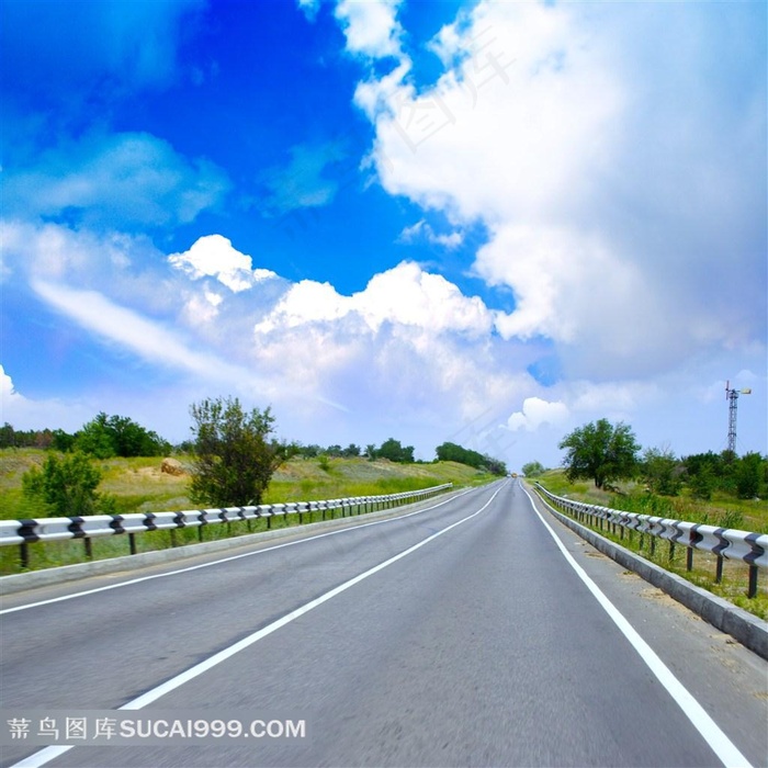 晴朗天气里的高速公路