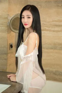 穿透明吊带裙性感美女写真