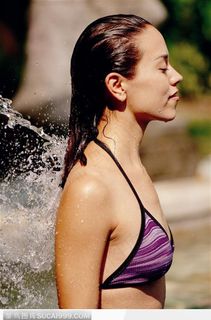 美容SPA（浴池中的女性半身侧面）