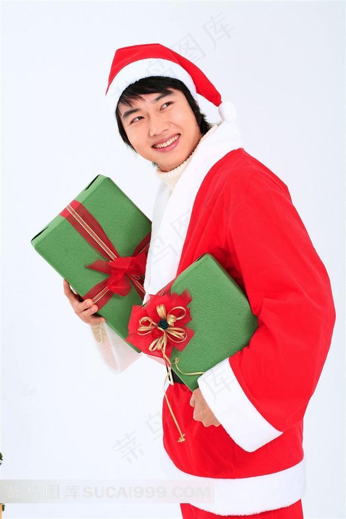 微笑的抱圣诞礼物的男人