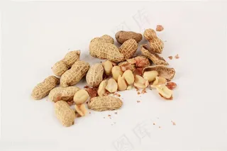 一堆散落的花生