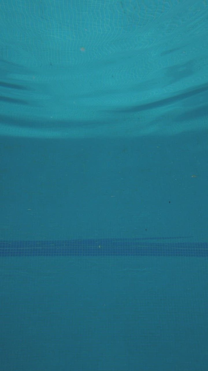 女孩跳进水池，从水下看