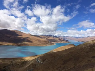 白云下高山连绵