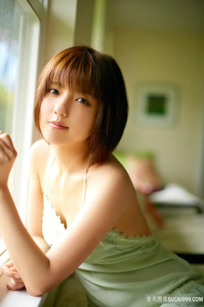 高清唯美日本短发吊带美女写真图片