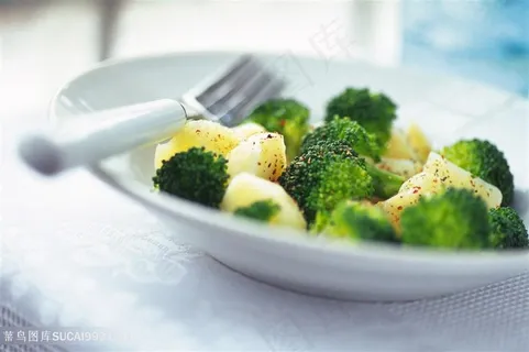 西兰花土豆蔬菜沙拉 西兰花土豆蔬菜沙拉