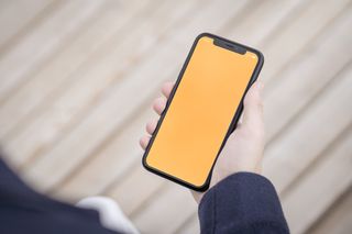 右手手持苹果手机场景图展示样机