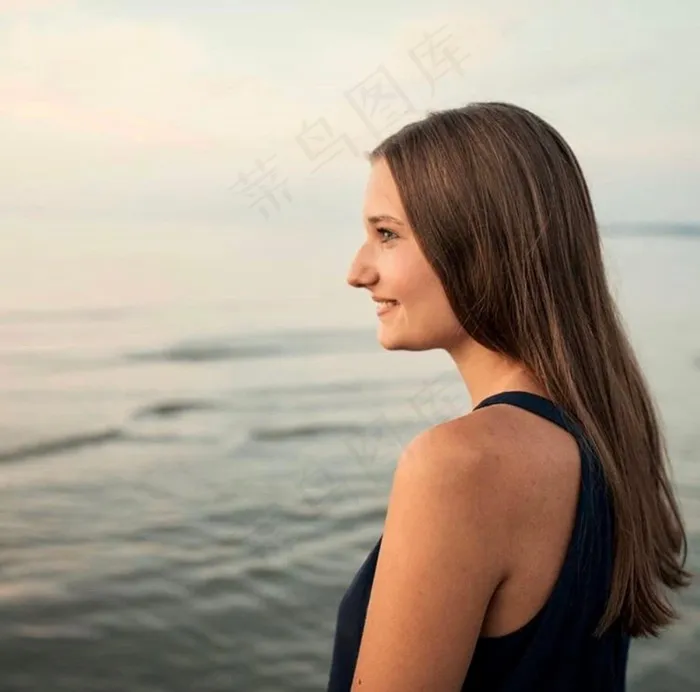海边侧颜美女图片