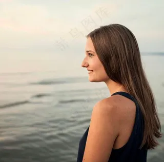 海边侧颜美女图片