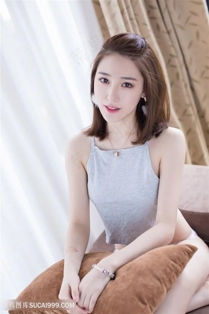 抱着抱枕的高清美女图片