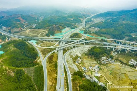 山岭间交会的高速公路 山岭间交会的高速公路