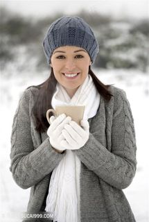喝咖啡取暖的女人高清图片