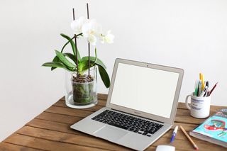 设计办公室苹果笔记本样机