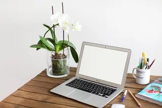 设计办公室苹果笔记本样机