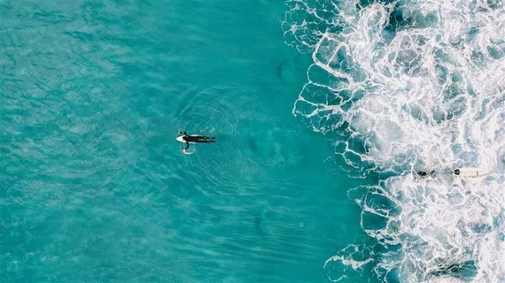 海面上的冲浪人物航拍视角高清图片 海面上的冲浪人物航拍视角高清图片