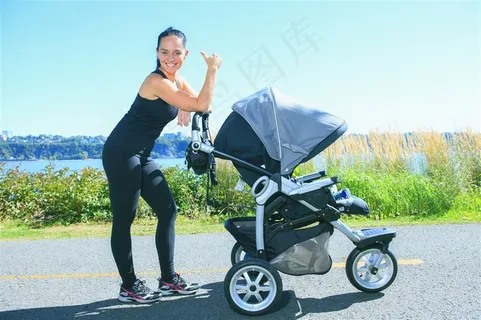 推着婴儿车的妈妈 推着婴儿车的妈妈