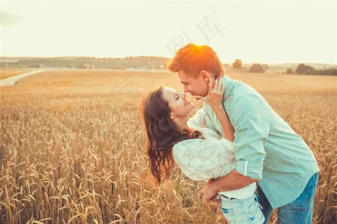 夕阳下田间拥抱的情侣