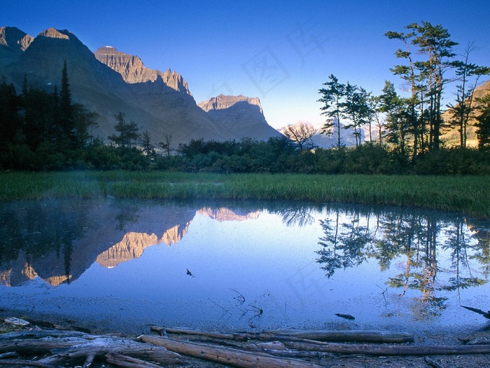 清清的湖水与山