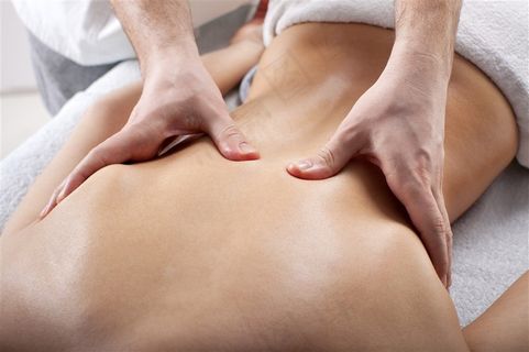 正在进行背部按摩SPA的美女高清