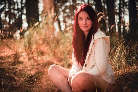 酒红色染发美女图片