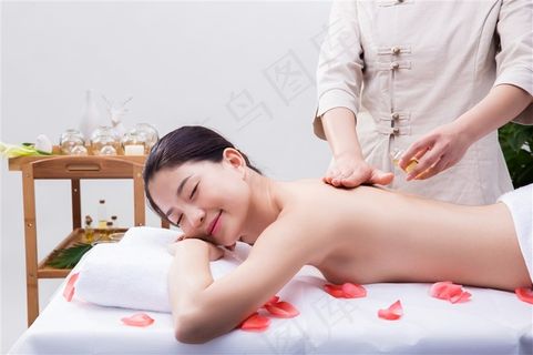 技师正在给给美女抹精油按摩