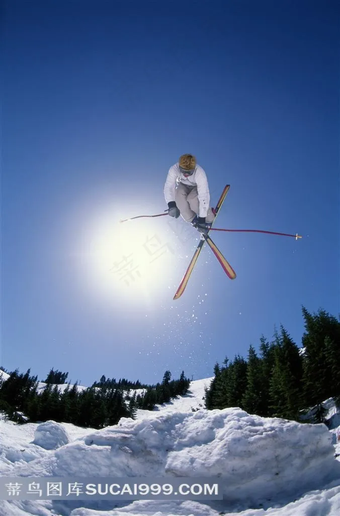 雪山上腾空跃起的滑雪运动员图片素材