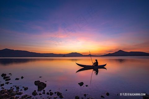 唯美夕阳晚霞水天一色湖面的小船风景摄影 唯美夕阳晚霞水天一色湖面的小船风景摄影