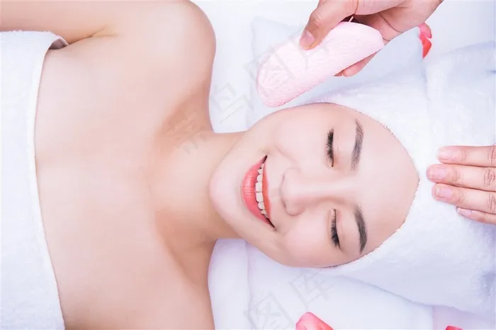 做面部按摩的美女图片