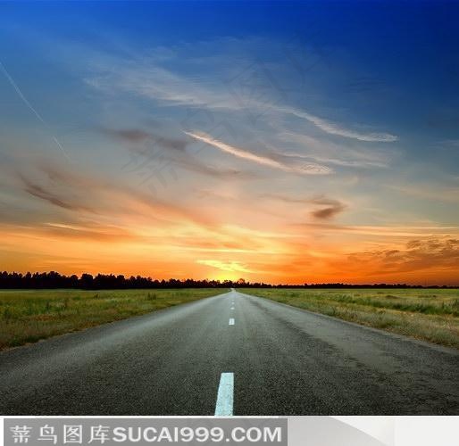 云层天空云朵夕阳下的郊外道路的素材自然风景图片素材