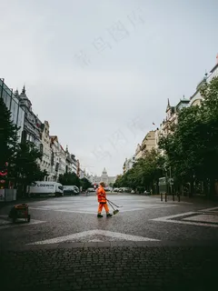 环卫工人扫地图片 环卫工人扫地图片