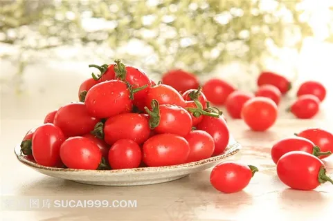 新鲜小番茄和水珠摄影图