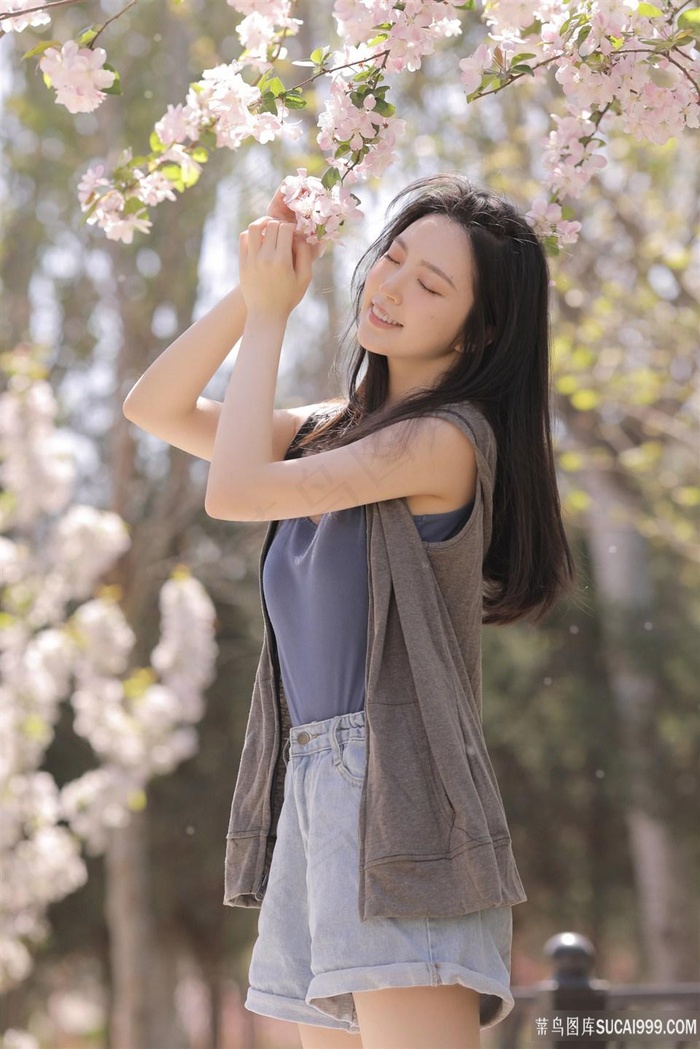 桃花树下的唯美清纯美女摄影写真图片