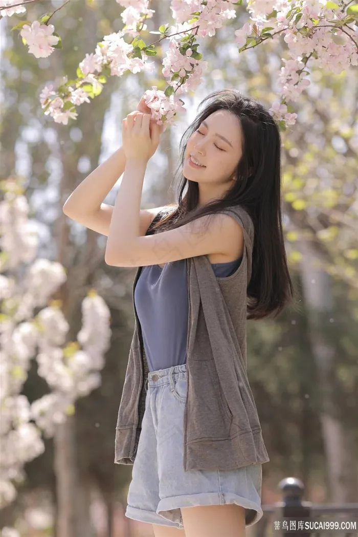 桃花树下的唯美清纯美女摄影写真图片