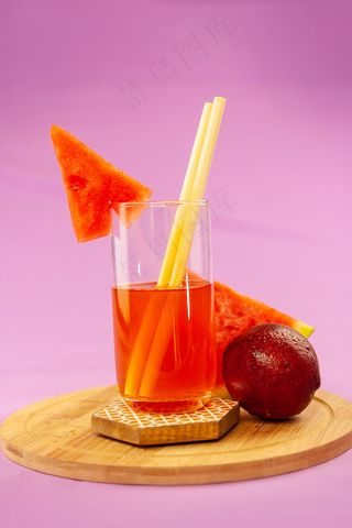 清爽夏季果汁饮品摄影照片