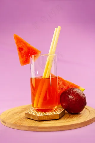 清爽夏季果汁饮品摄影照片