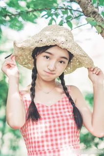 戴着草帽的美女户外写真图片