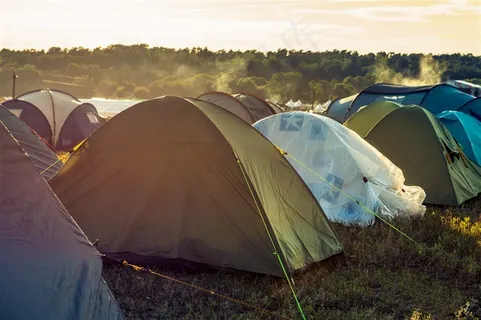 野外草地上扎营的帐篷摄影 野外草地上扎营的帐篷摄影