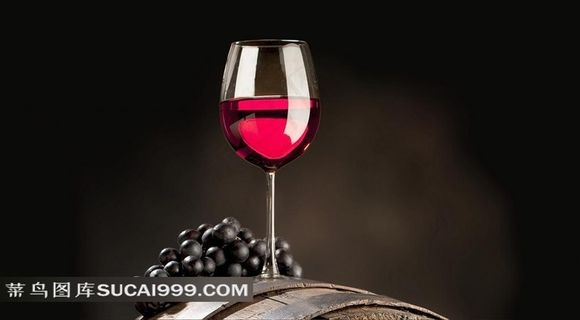 酒桶上的高脚杯与葡萄图片