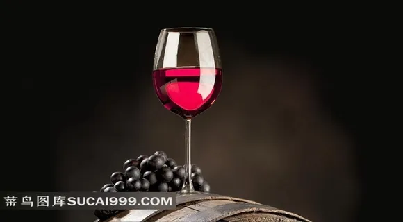 酒桶上的高脚杯与葡萄图片