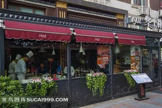 欧式风情街西餐厅橱窗街拍