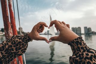 双手桃心手势图片