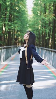 户外拍照姿势女生图片