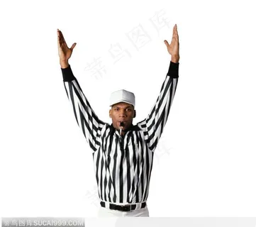 裁判举起双手发号裁决