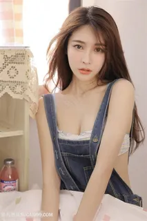 穿着背带裤的*清纯女神写真