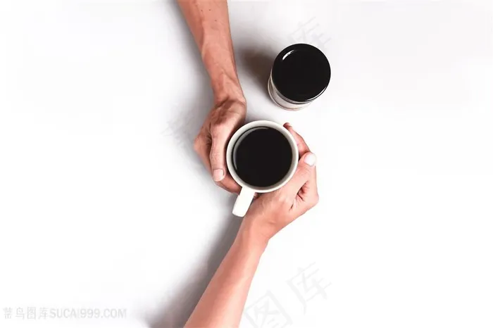 俯拍握着咖啡图片