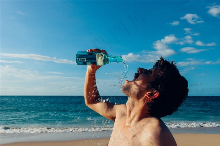 海报畅饮的男性