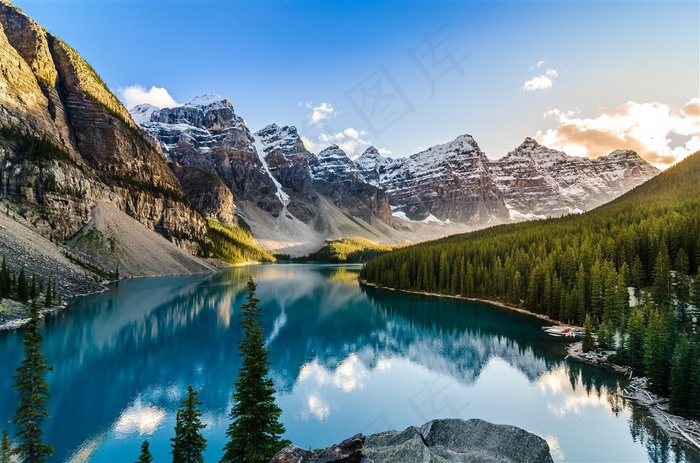 高清山脉湖畔山水风景图片